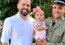 Sargento gay da PM consegue licença-paternidade inédita de 6 meses para cuidar de filha